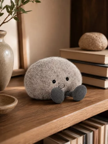 Jellycat plüss kavics puha bolyhos testtel és sötétszürke lábakkal