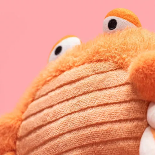 Jellycat Pinchsnap rák közeli kép puha textúrával és kiálló szemekkel