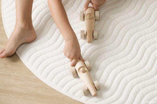 Nobodinoz kis fa versenyautó ajándék táskával