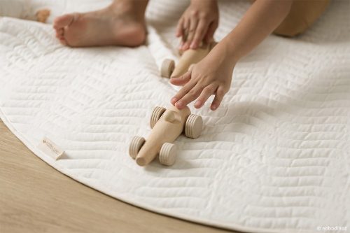 Nobodinoz kis fa versenyautó ajándék táskával