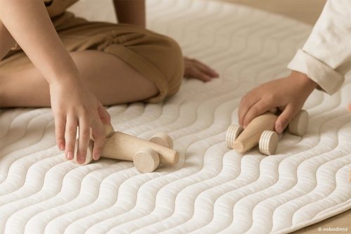 Nobodinoz kis fa versenyautó ajándék táskával