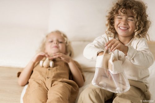 Nobodinoz kis fa versenyautó ajándék táskával